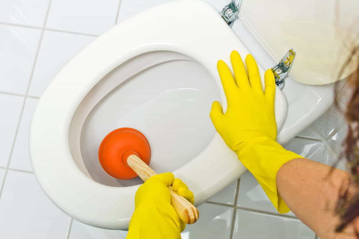 Déboucher les toilettes : les 3 techniques les plus efficaces
